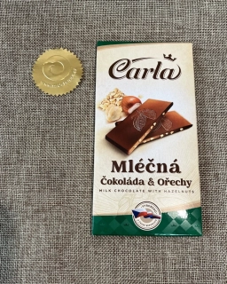 Mléčná čokoláda Carla s lískovými oříšky 80 g